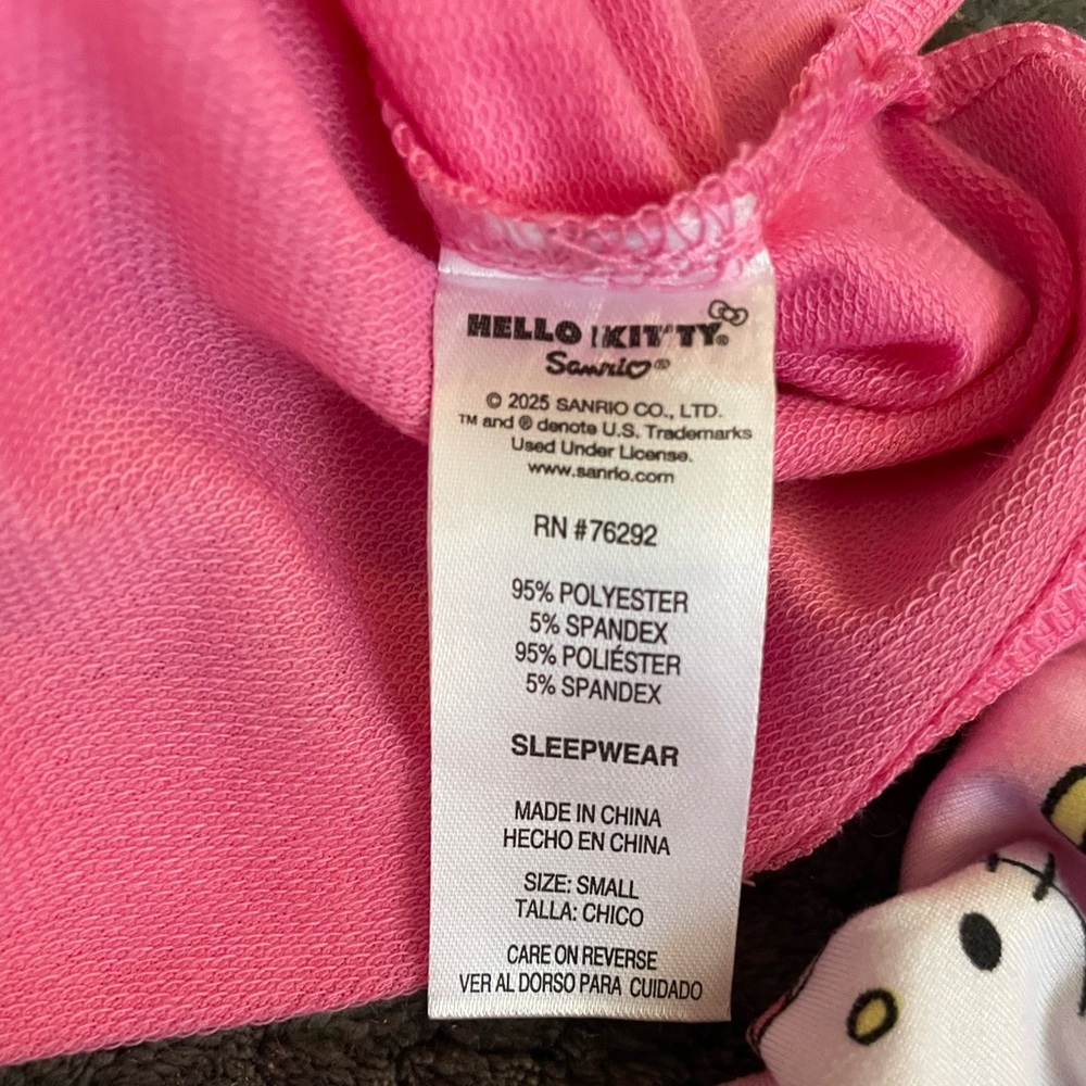 NWT•Sanrio Hello Kitty Fall Theme Pajama Set. Small (pit to pit 20.5 in) - Picture 11 of 12